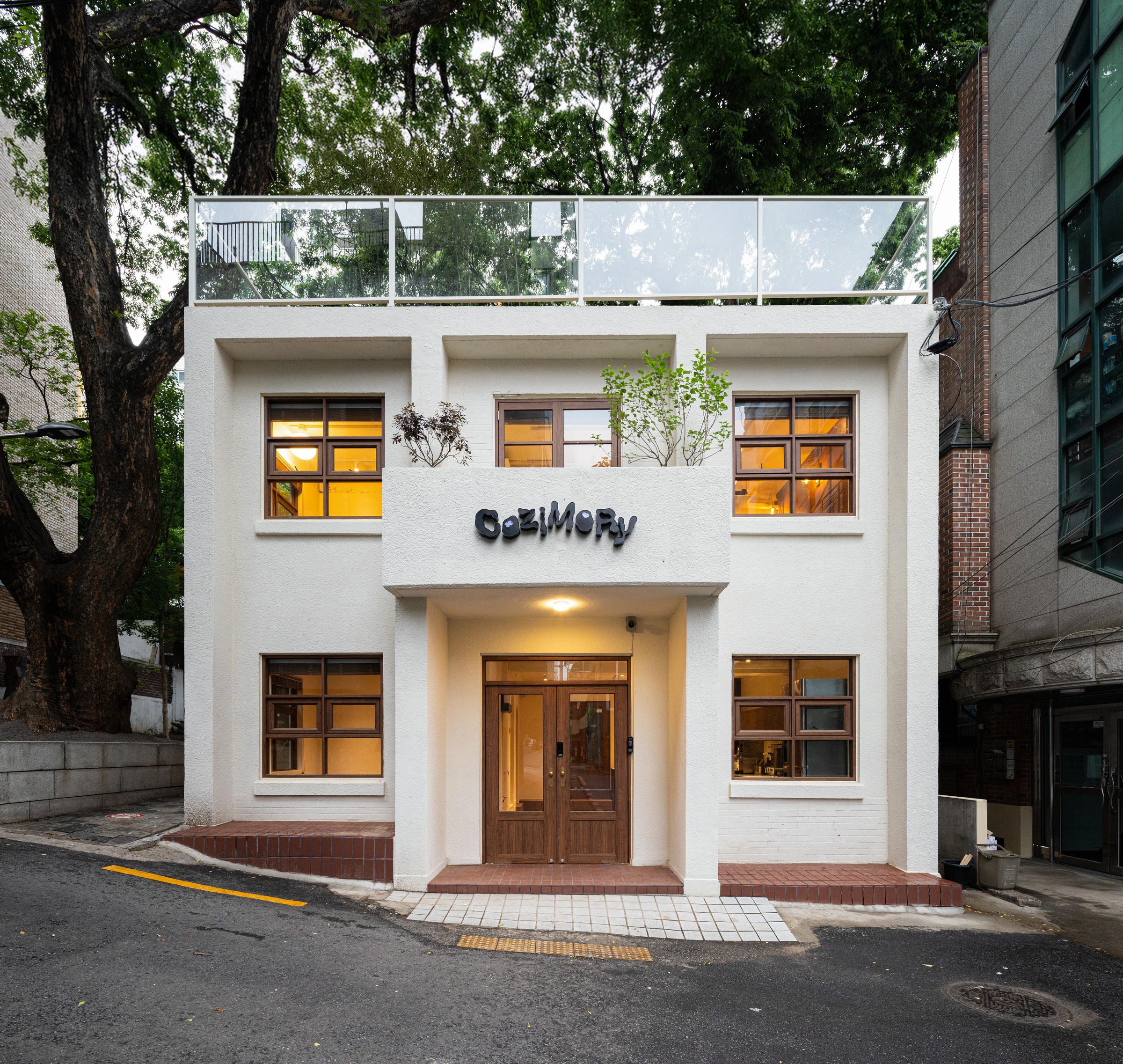 실내의 따뜻한 빛이 드러나는 코지모리의 정면 입면