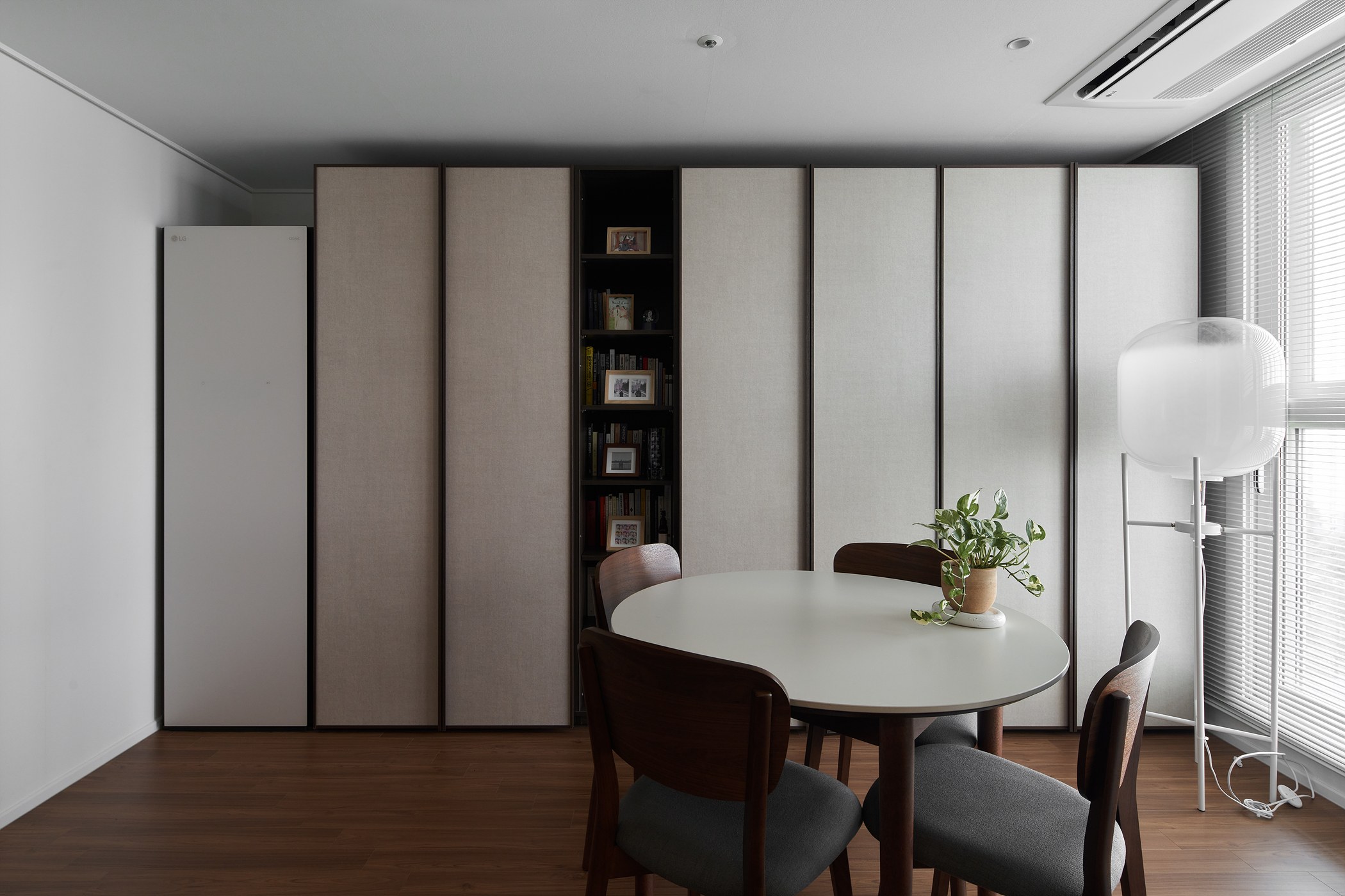 Dining area where a storage wall faces the round table