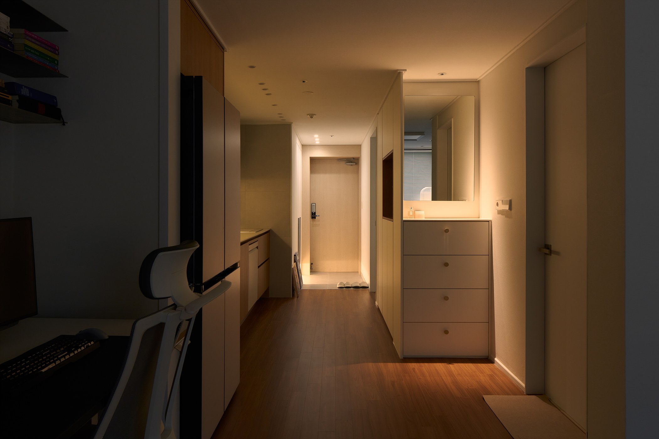Long domestic route extending from the kitchen towards the bedroom