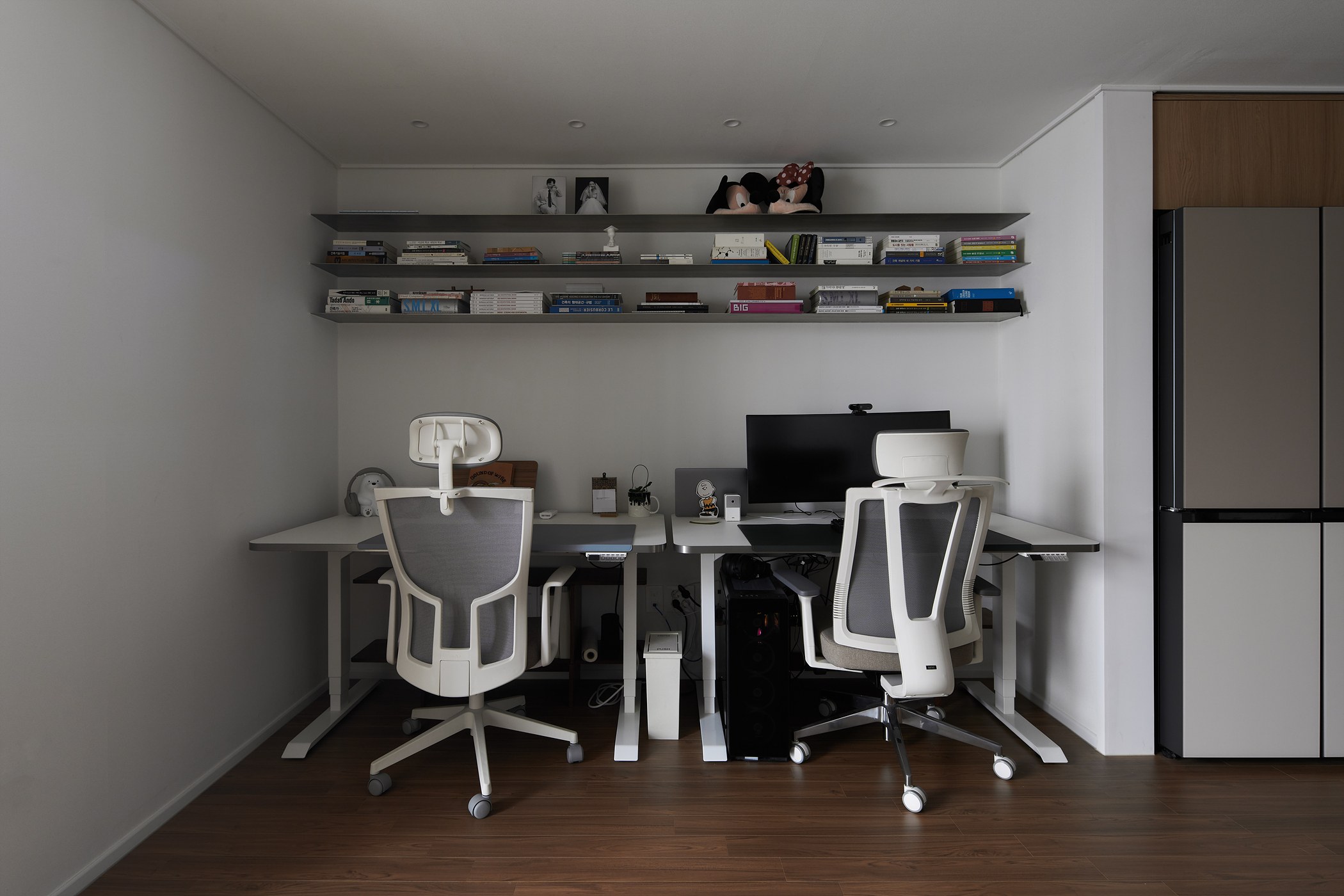 Two-person home office organised along a single work wall