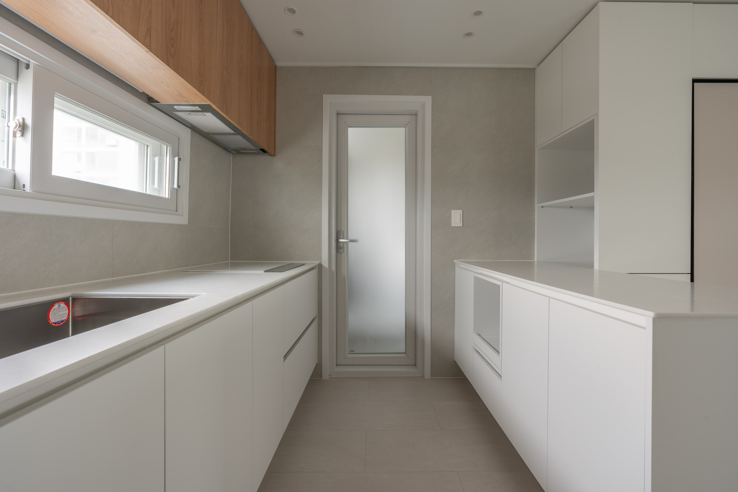 Long kitchen worktop leading towards the utility room
