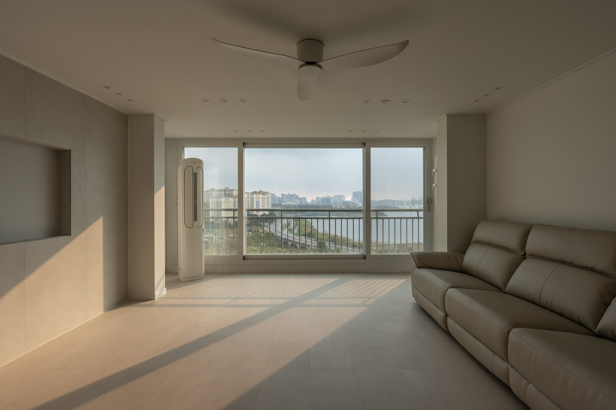Yongin Cheonggu living room filled with afternoon light and a lake view